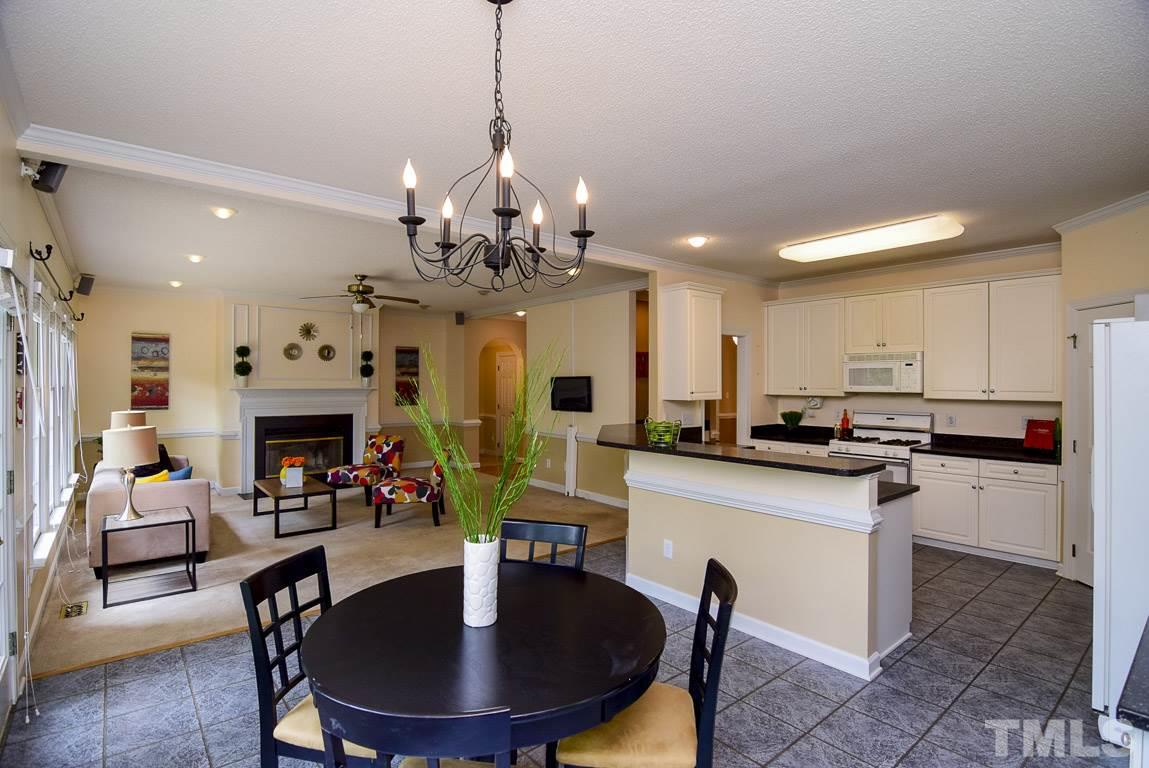 Breakfast room filled with light or eat at the breakfast bar.