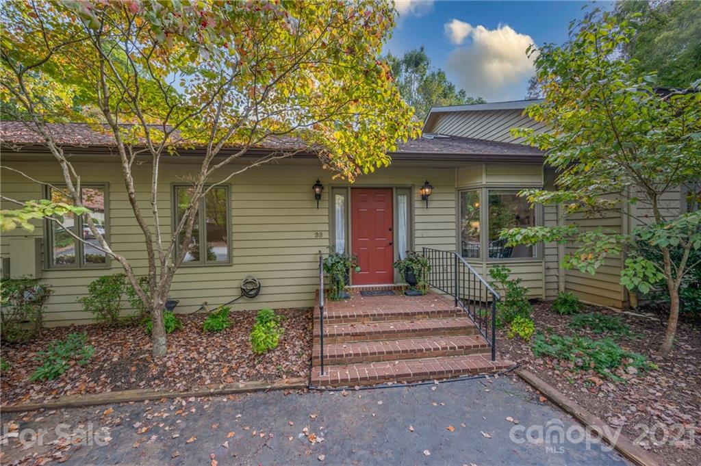 33 Hunting Country Trail Tryon, NC 28782 - Photo 2 of 34 a front view of a house with a garden