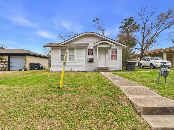 $1,250 | 408 Fairview Avenue, College Station, TX 77840