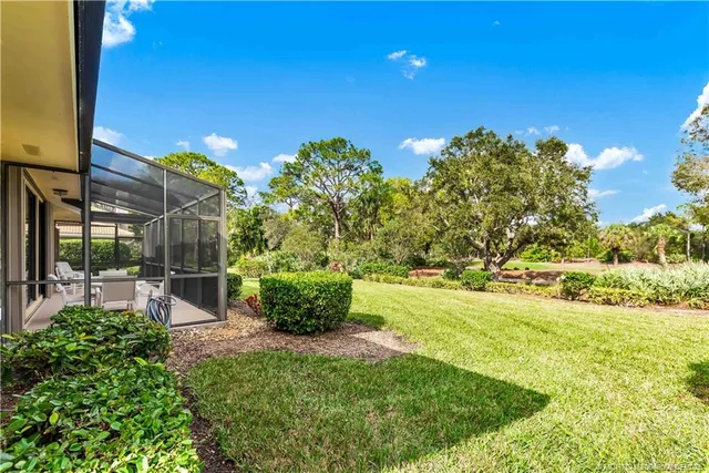 a view of a backyard