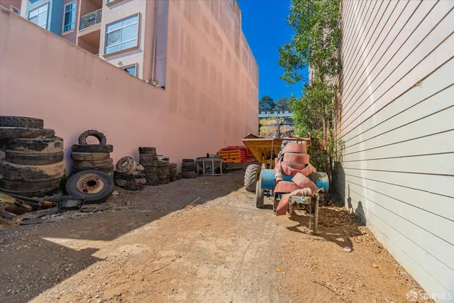 a view of a backyard with table and chairs