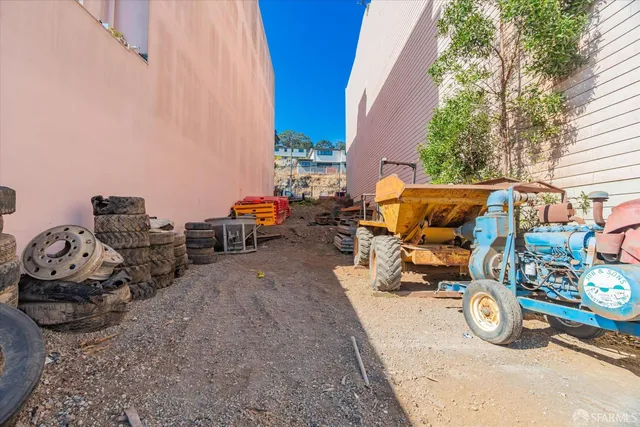 a view of a backyard