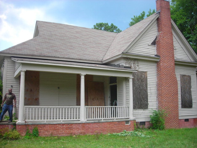 2192 New Clinton Road Macon, GA 31217 - Photo 1 of 1 a front view of a house with a garden