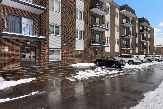 $345,000 | 1200 West Northwest Highway, Unit 305, Mount Prospect, IL 60056