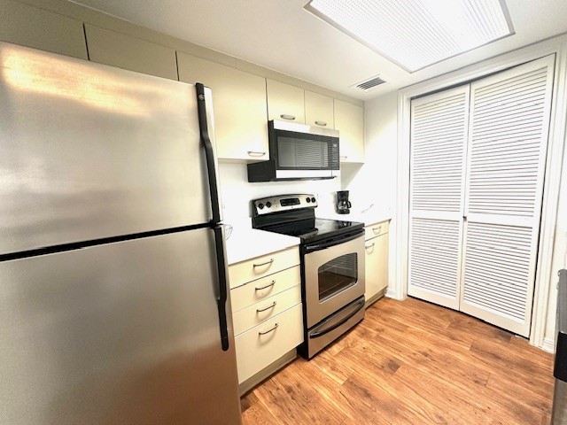 3525 Sage Road, Unit 407 Houston, TX 77056 - Photo 20 of 45 Gourmet Kitchen