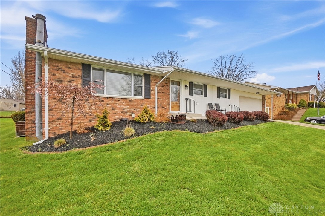 1628 Yorkshire Court Springfield, OH 45503 - Photo 5 of 47 This charming home offers a well-maintained exterior and inviting curb appeal.