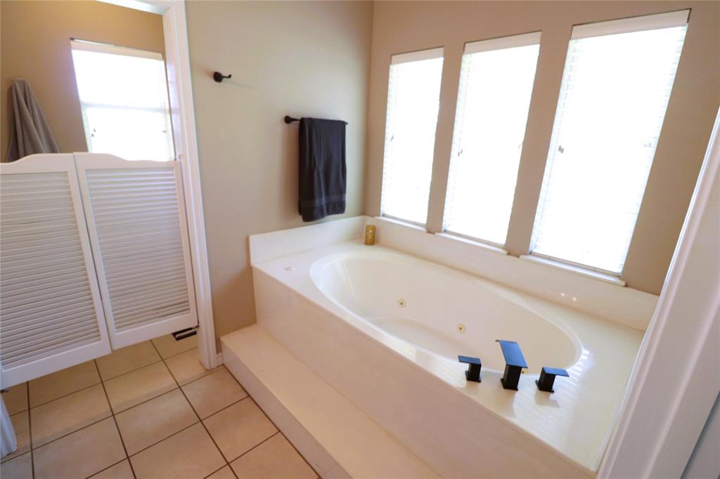 2642 Huddleston Road Sunset, TX 76270 - Photo 27 of 40 a bathroom with bathtub and window