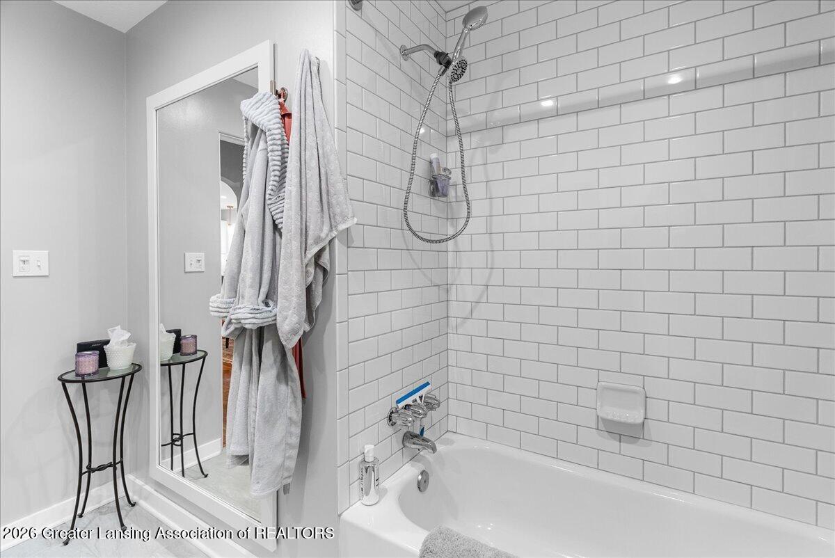 2176 Iroquois Road Okemos, MI 48864 - Photo 20 of 43 23-Media Jett - 30