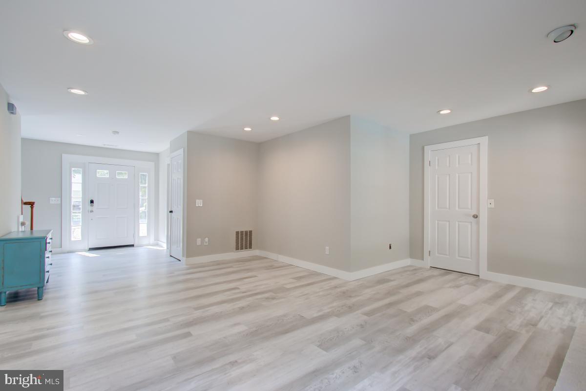 116 Hamilton Road Sterling, VA 20165 - Photo 9 of 44 Family room