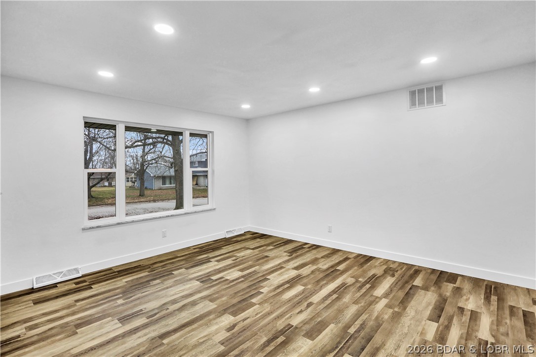 107 Lynn Avenue Eldon, MO 65026 - Photo 16 of 55 Sweeping great room