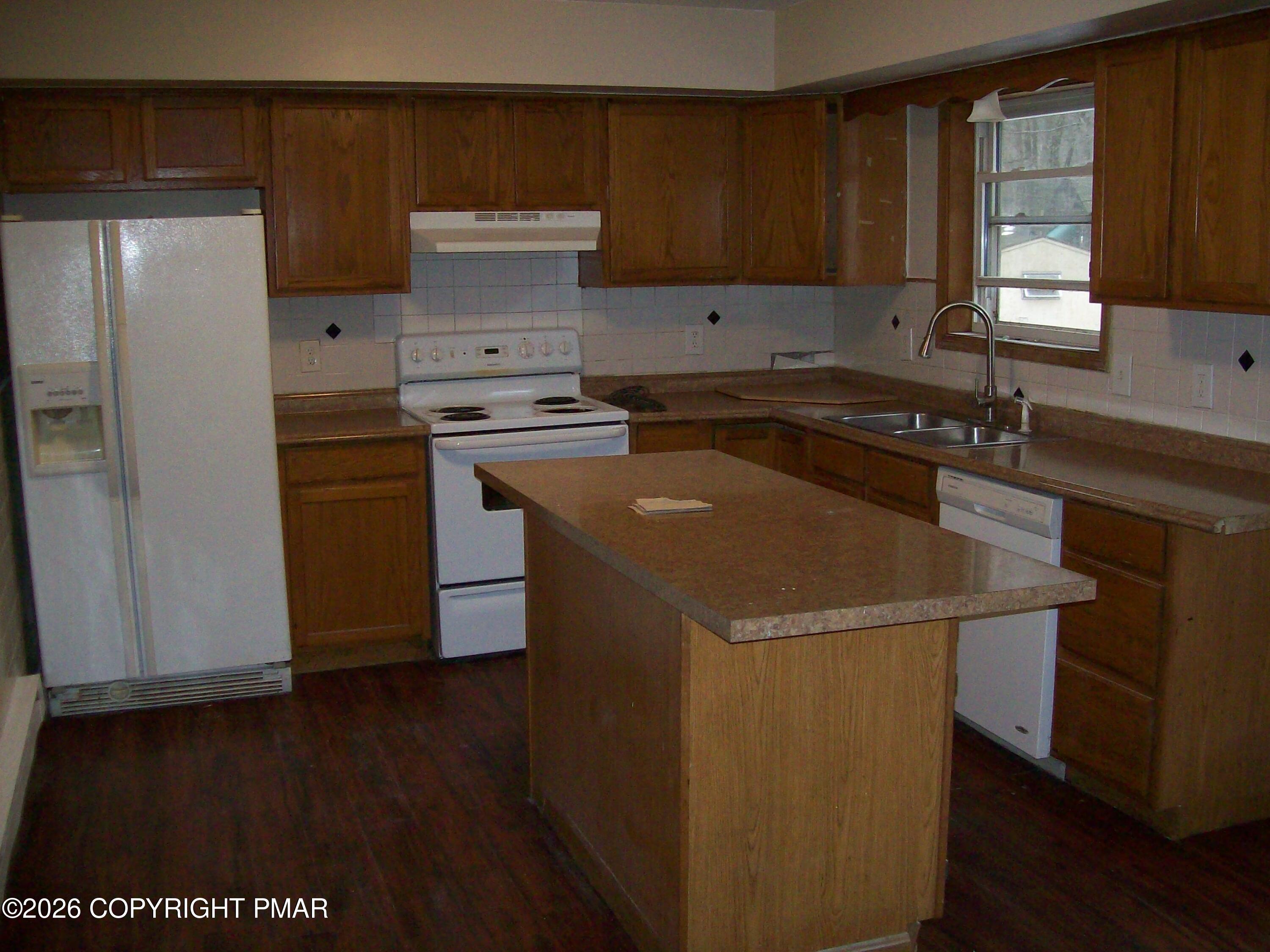 139 Davis Circle Bushkill, PA 18324 - Photo 11 of 23 Kitchen