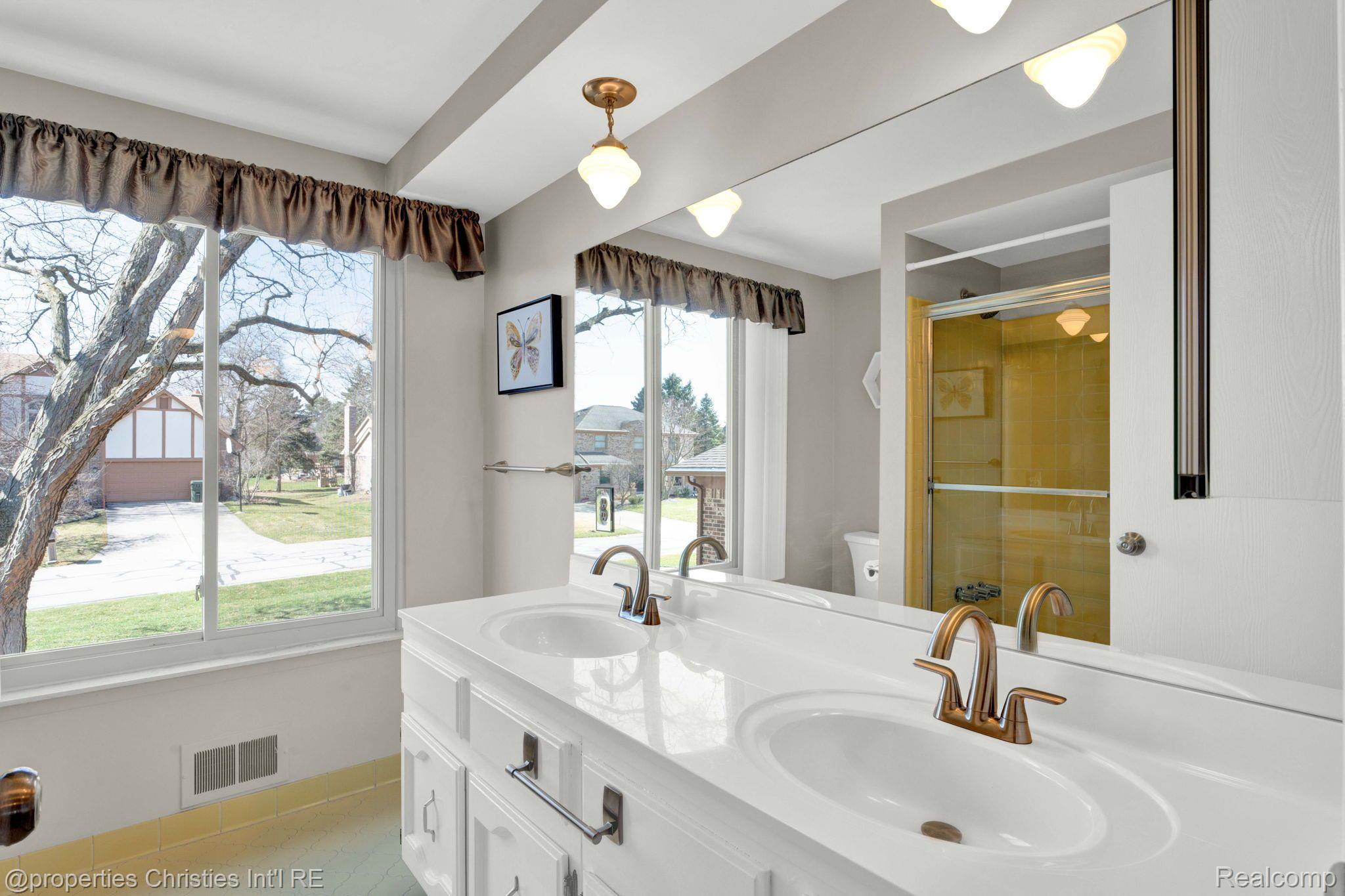 342 Powderhorn Ridge Court Rochester, MI 48309 - Photo 32 of 44 Gallery Image 32