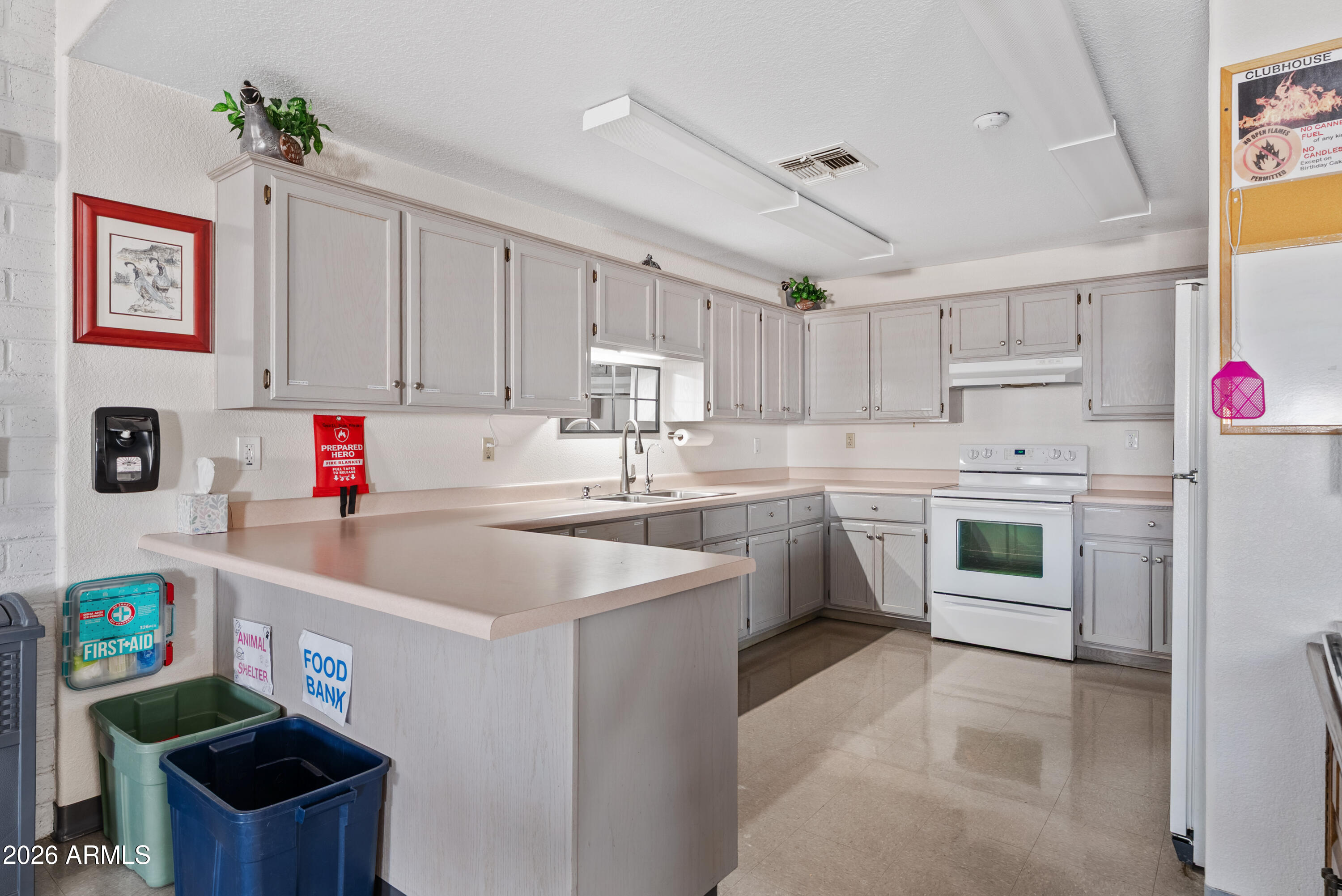 3700 South Tomahawk Road, Unit 16 Apache Junction, AZ 85119 - Photo 29 of 33 COMMUNITY KITCHEN