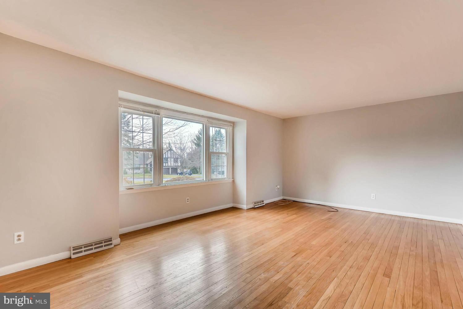 2113 Bellvale Road Fallston, MD 21047 - Photo 4 of 30 Living Room