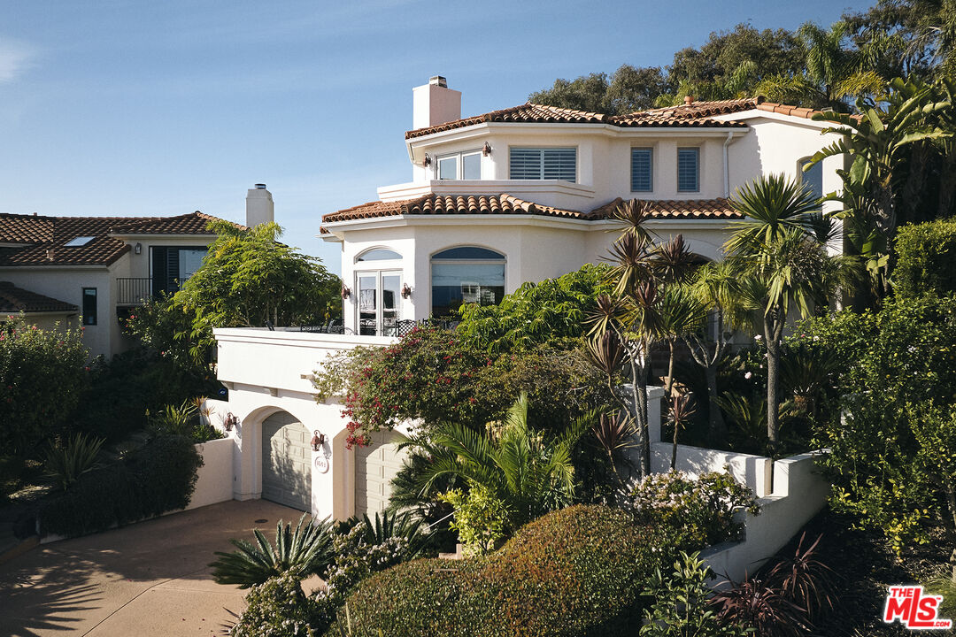 1643 La Vista Del Oceano Santa Barbara, CA 93109 - Photo 10 of 36 a front view of a house with a yard