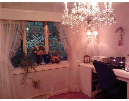 160 McFann Road Valencia, PA 16059 - Photo 11 of 18 Dining Room. Bay window and crystal chandelier.