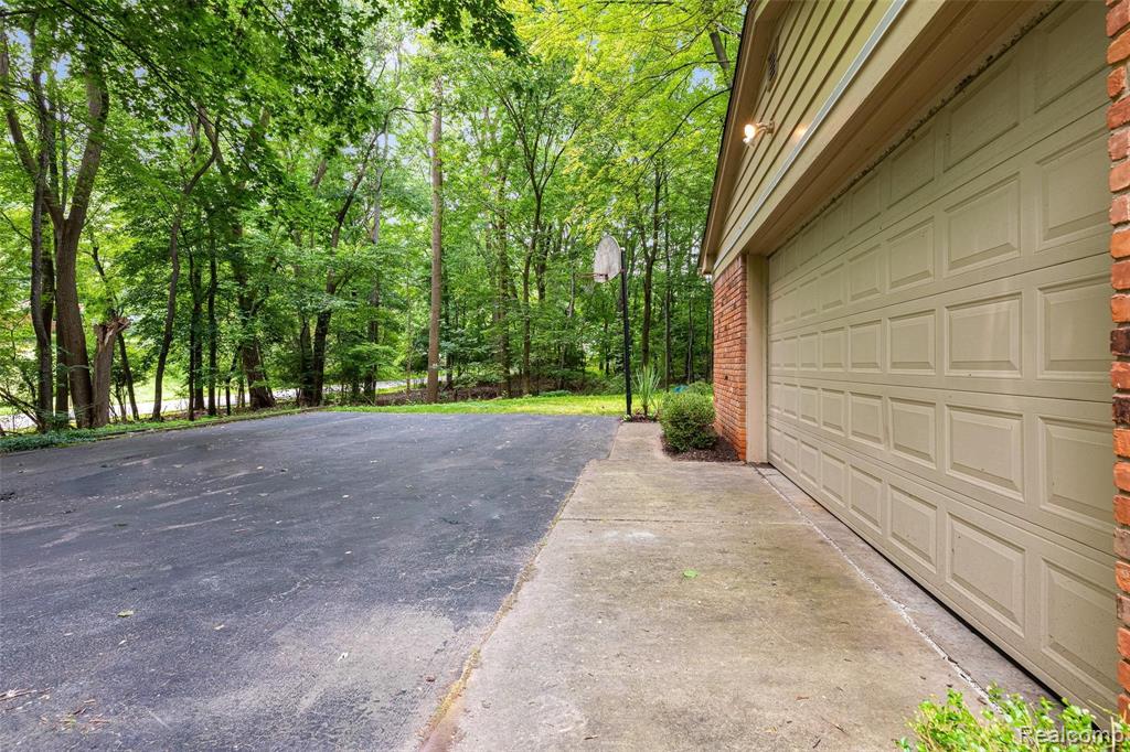 2504 New England Drive Rochester Hills, MI 48309 - Photo 9 of 47