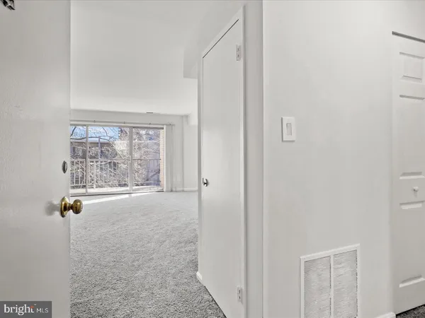 $1,800 | 33 Canterbury Square, Unit 302, Alexandria, VA 22304