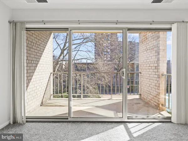 $1,800 | 33 Canterbury Square, Unit 302, Alexandria, VA 22304