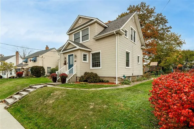a view of a house with a yard