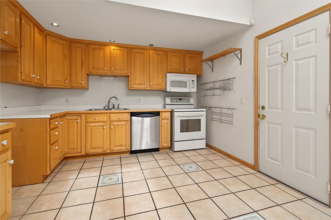 237 Highland Parkway Rochester, NY 14620 - Photo 17 of 41