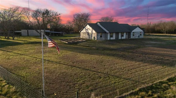 a view of a house with a yard