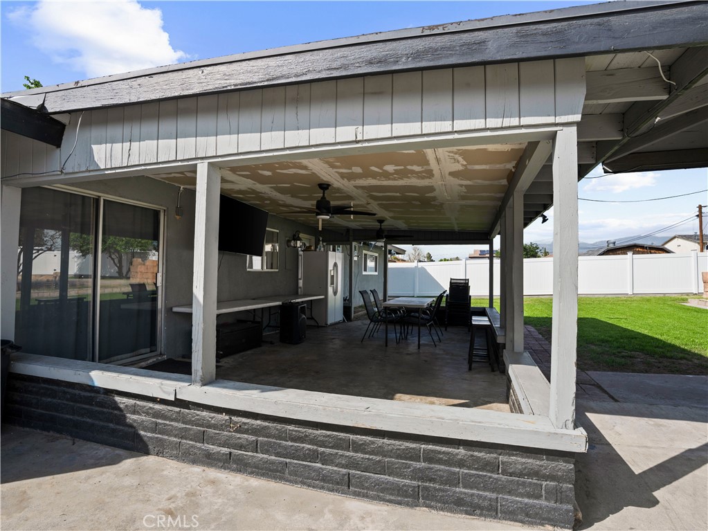 1455 North Alice Avenue Rialto, CA 92376 - Photo 6 of 23 a view of a porch of the house