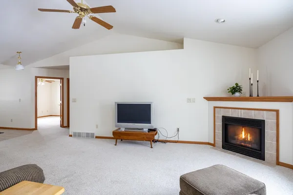 $274,900 | 486 Wyldewood Drive, Unit B, Oshkosh, WI 54904