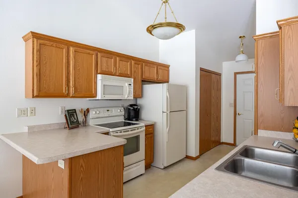 $274,900 | 486 Wyldewood Drive, Unit B, Oshkosh, WI 54904