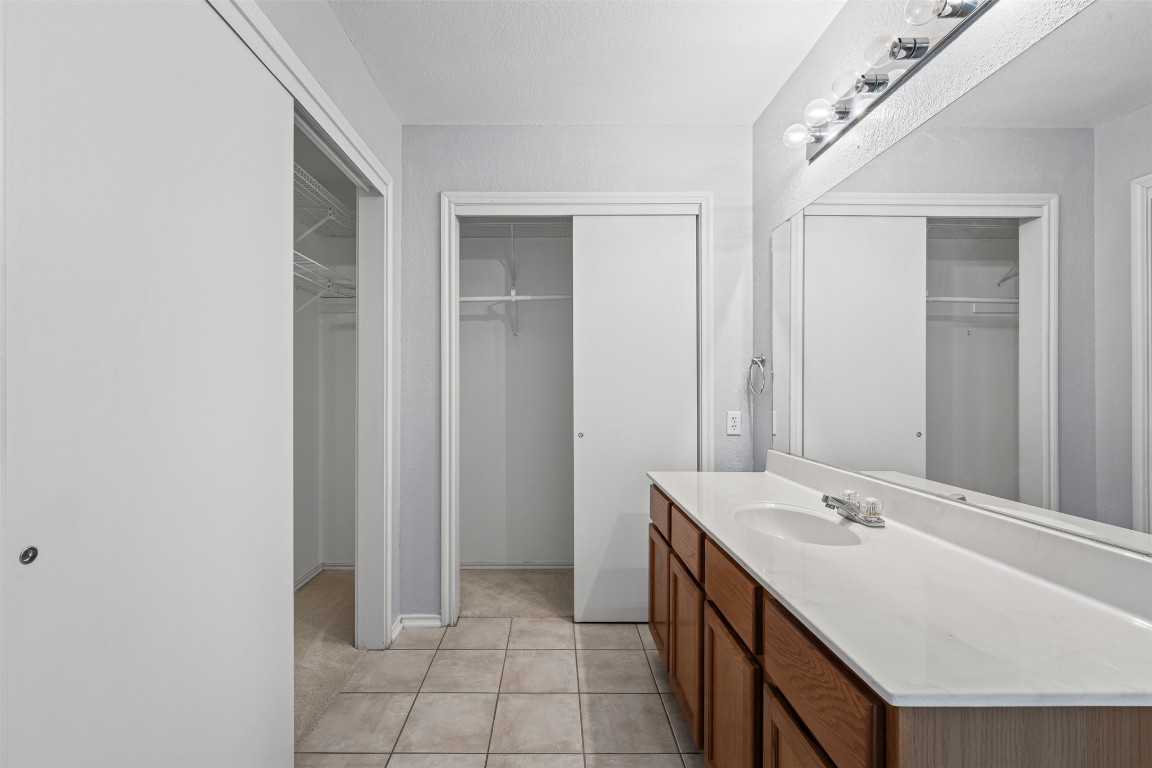 4707 Ridge Way Drive Temple, TX 76502 - Photo 15 of 29 a bathroom with a sink a mirror and a bathtub