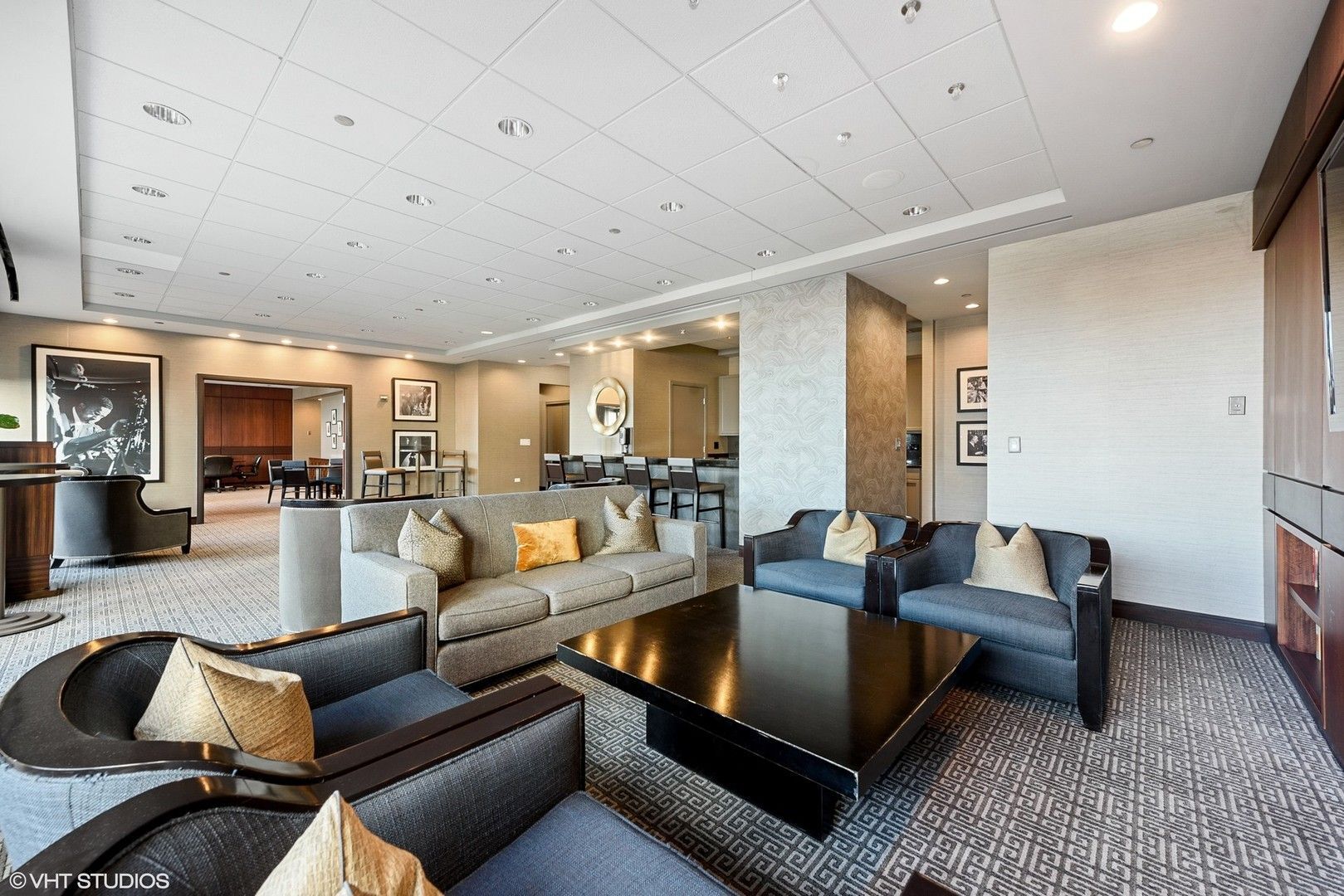 130 North Garland Court, Unit 4101 Chicago, IL 60602 - Photo 41 of 49 a living room with furniture