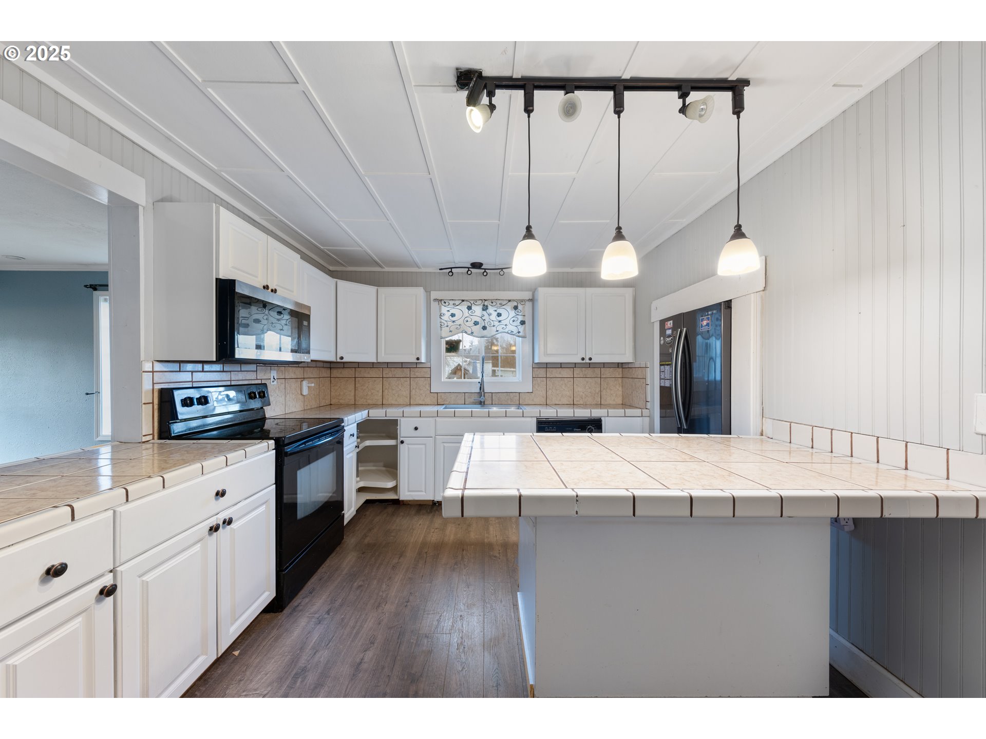 31778 Highway 213 Molalla, OR 97038 - Photo 8 of 47 a kitchen with kitchen island white cabinets and stainless steel appliances