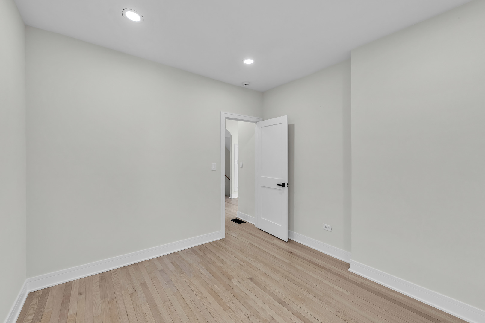 2513 Keystone Avenue North Riverside, IL 60546 - Photo 11 of 32 a view of an empty room