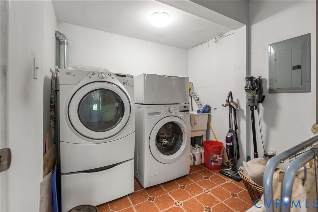 6243 Studley Road Mechanicsville, VA 23116 - Photo 30 of 65 a utility room with dryer and washer