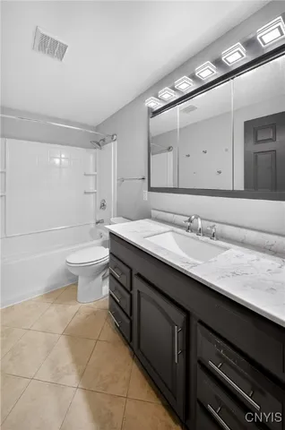 $279,900 | 4041 Winterpark Drive, Clay, NY 13090