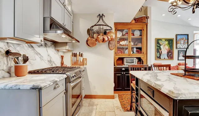 a view of an entryway with a livingroom