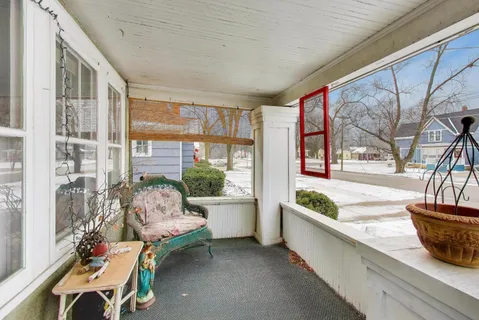 $229,900 | 444 South Elmwood Drive, Aurora, IL 60506