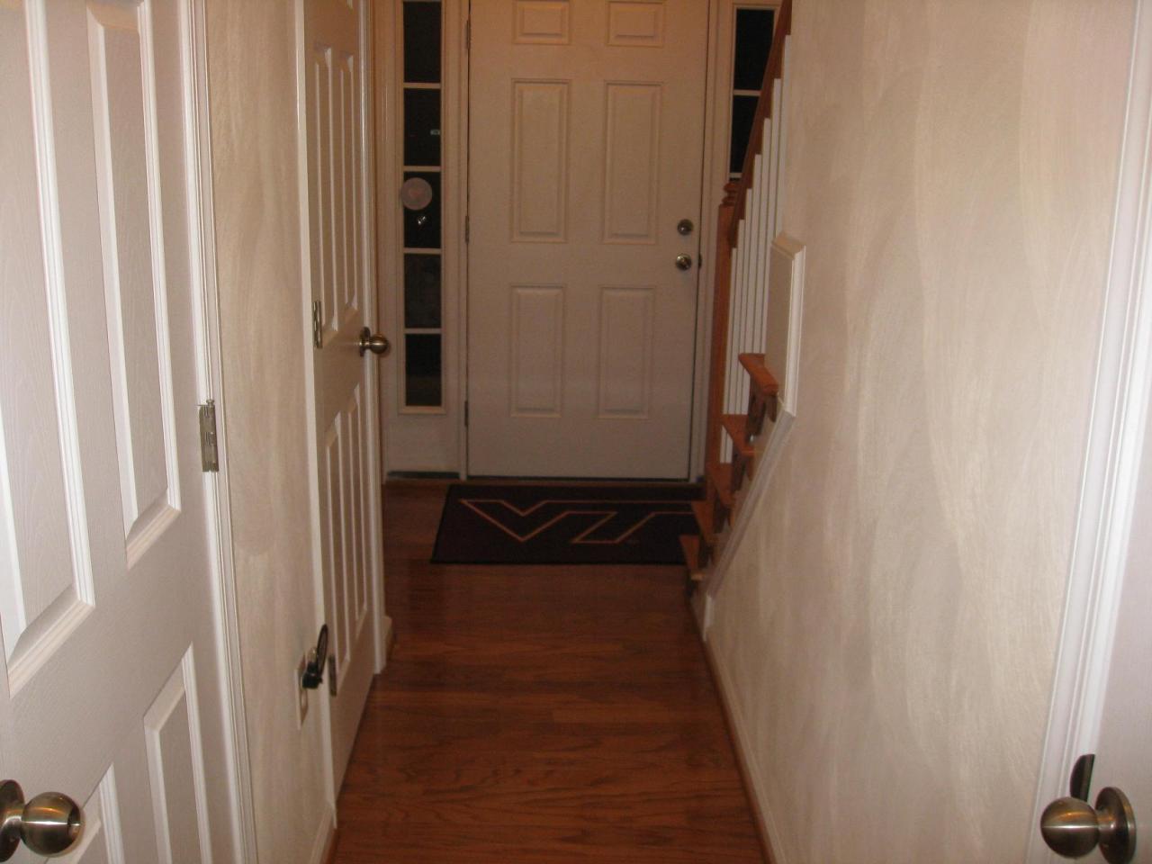 8701 Little Hoop Road Roanoke, VA 24019 - Photo 2 of 13 Foyer