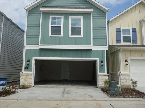 $2,400 | 701 Sand Dollar Drive, Kemah, TX 77565
