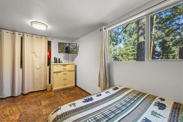 $339,900 | 140 Highland Lane, Sugarloaf, CA 92386