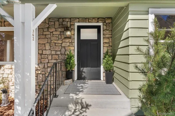 a view of entryway with a front door