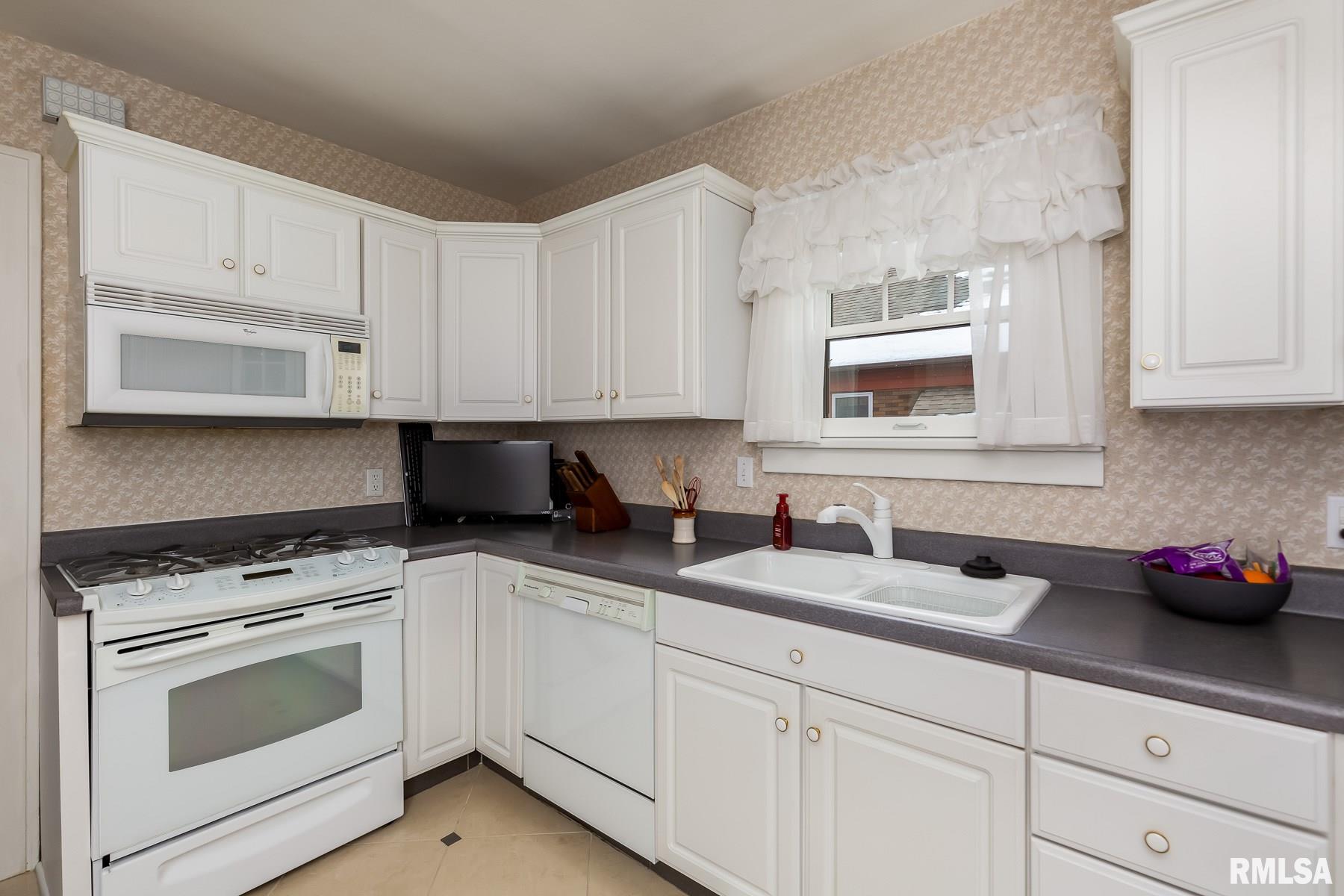 2521 28th Street Moline, IL 61265 - Photo 11 of 29 Gallery Image 11