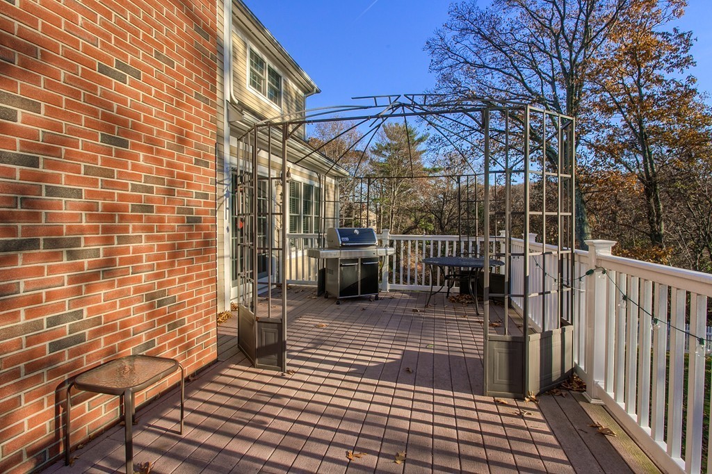 10 Lois Lane Lynn, MA 01905 - Photo 3 of 28