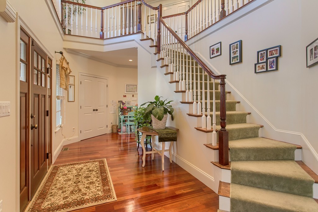 10 Lois Lane Lynn, MA 01905 - Photo 4 of 28