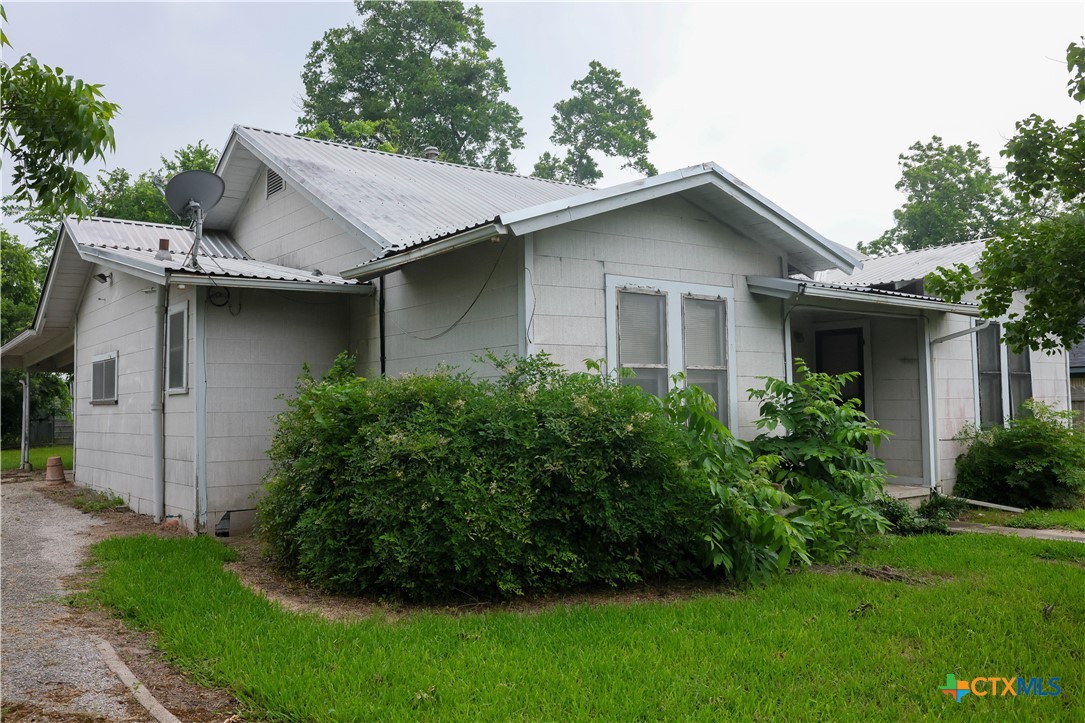 204 Orth Street Yoakum, TX 77995 - Photo 12 of 16 a house that has a lot of plants in it