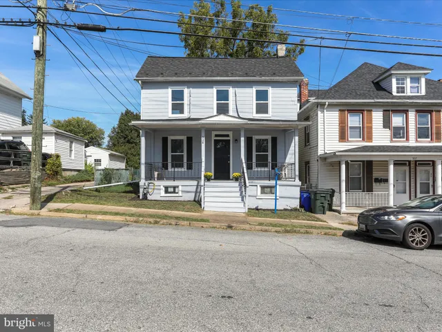 a view of building with car parked