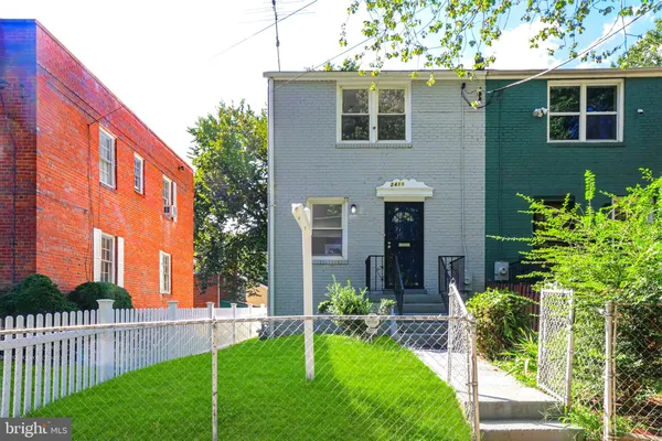 a view of a house with backyard and a garden