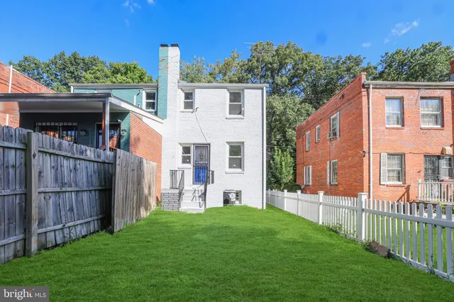 a view of a house with backyard and porch