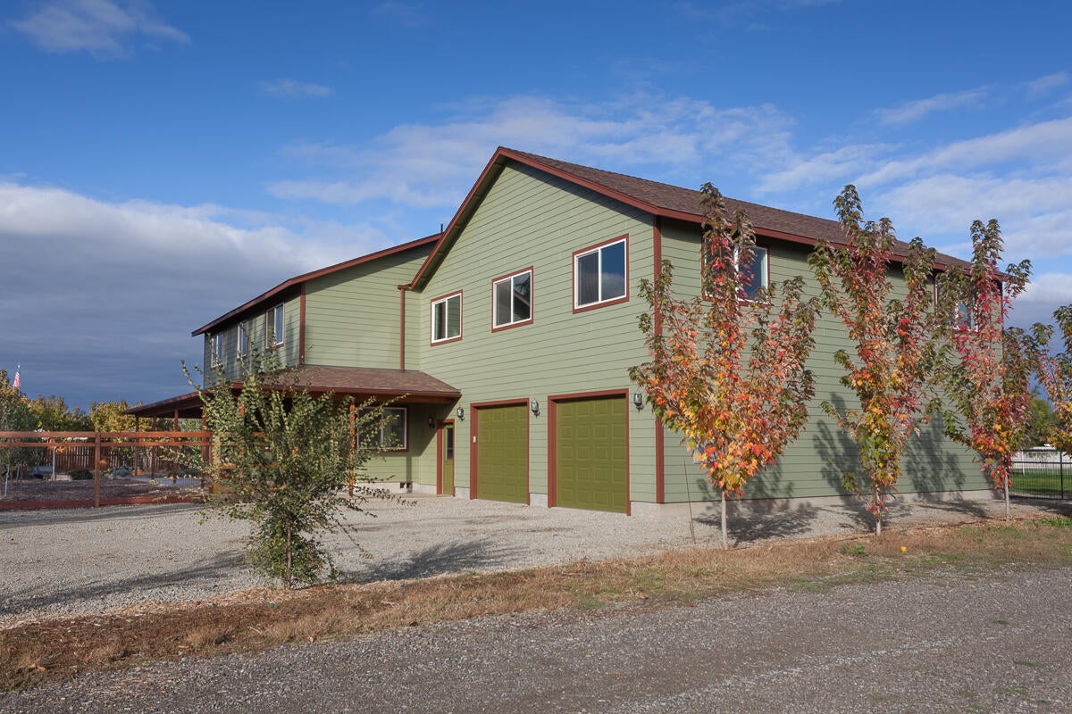 646 Raven Road Central Point, OR 97502 - Photo 5 of 74 Side