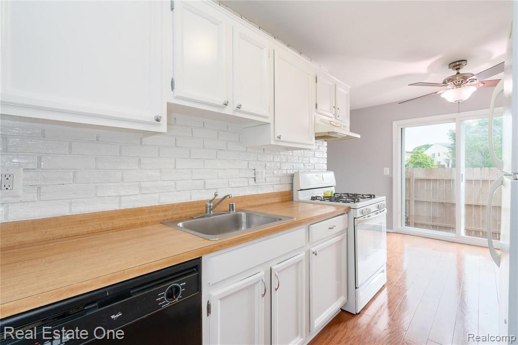 23657 North Rockledge Novi, MI 48375 - Photo 7 of 22